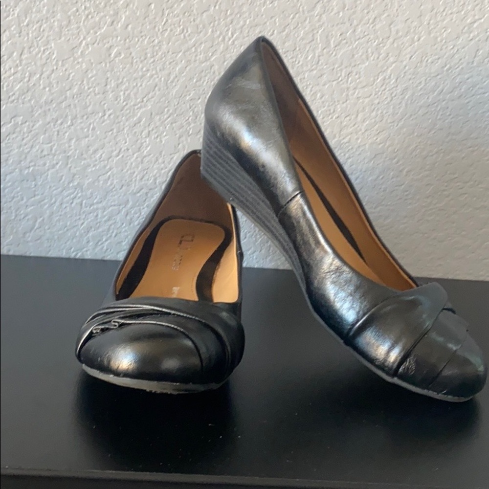 Nwot claundry black wedges
